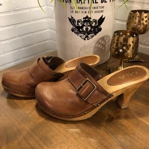 Mia Brown Leather/Wood Clogs